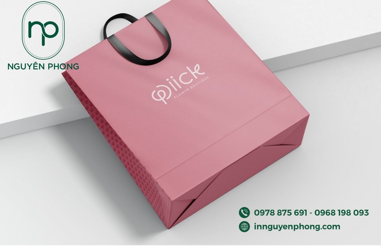 Mẫu túi giấy đựng hoa quai cầm chắc chắn